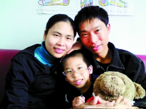 陳懷生一家三口.jpg 陳懷生一家三口.jpg