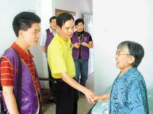 王錦良向福利院老人獻愛心.jpg 王錦良向福利院老人獻愛心.jpg