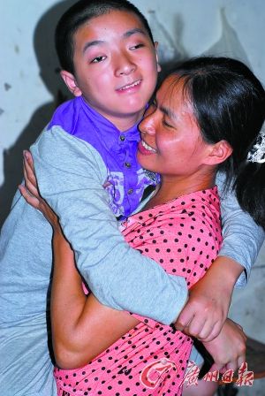 楊顯容和小杰相擁在一起。