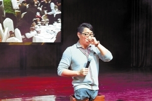 陳州現(xiàn)場(chǎng)獻(xiàn)唱，助力公益宣傳。