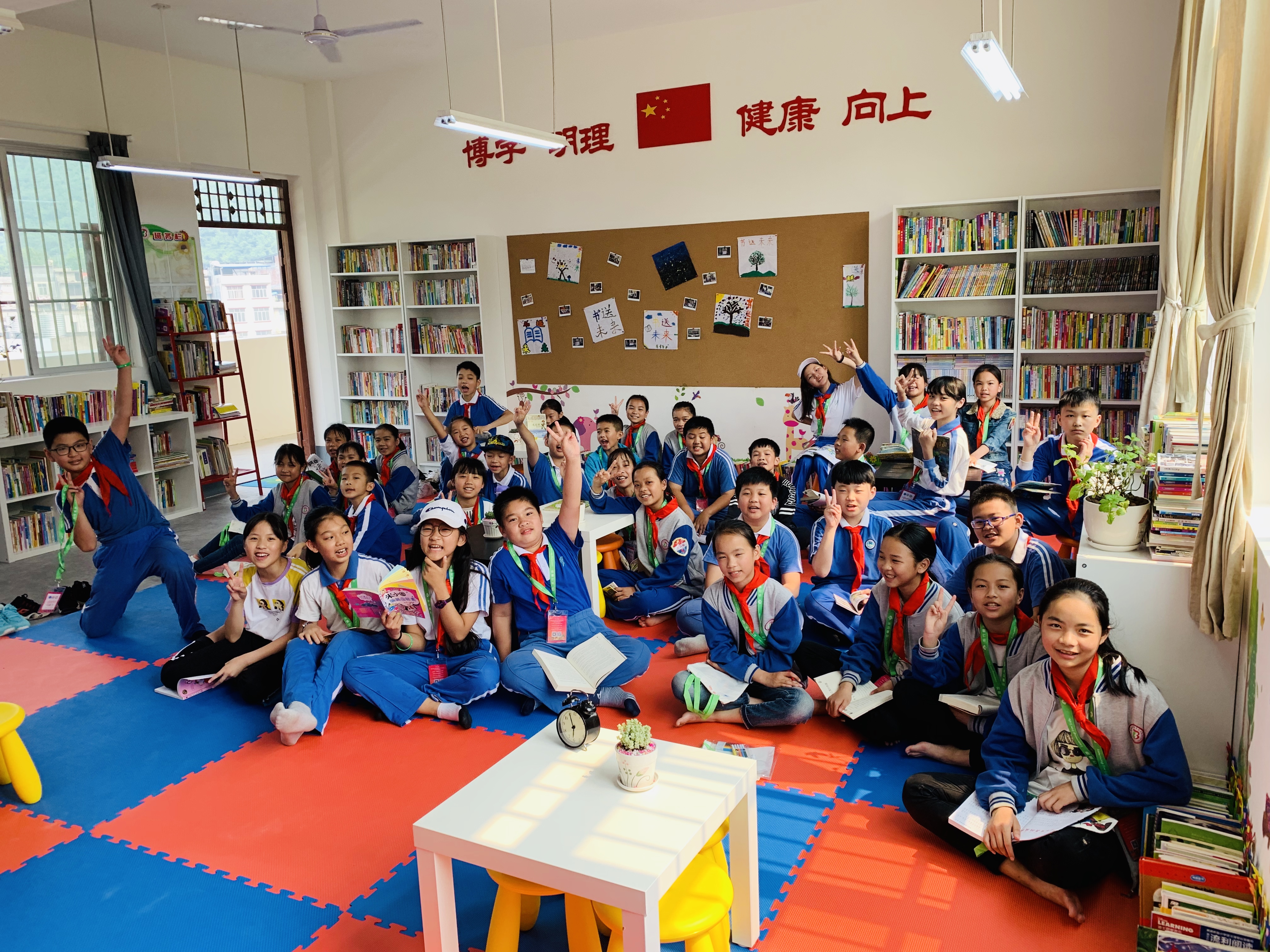 2019年4月西麗小學師生39人攜7000余本圖書赴田陽縣巴別鄉中心小學,打造“書送未來”閱讀共享空間,助力幫扶地區學生提升閱讀水平.jpg 2019年4月西麗小學師生39人攜7000余本圖書赴田陽縣巴別鄉中心小學,打造“書送未來”閱讀共享空間,助力幫扶地區學生提升閱讀水平.jpg